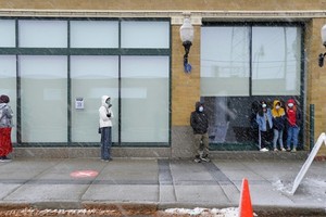 Người dân xếp hàng chờ xét nghiệm Covid-19 ngày 10/11 tại Fargo, Bắc Dakota. Ảnh: NYTimes.