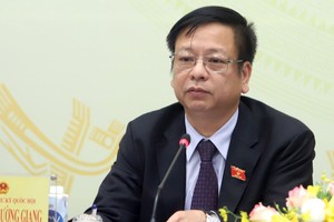 Phó chủ nhiệm Ủy ban Pháp luật Nguyễn Trường Giang tại buổi họp báo..