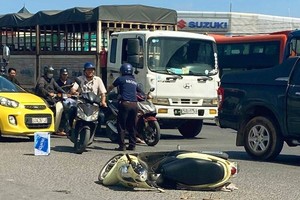 Hiện trường vụ tai nạn nghiêm trọng trên quốc lộ khiến một cô gái thương vong.