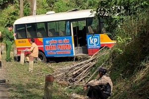 Xe bus mất phanh đâm vào taluy, 6 người bị thương ở Bắc Kạn