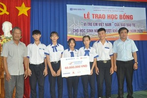 Ông Hoàng Kim Thuỷ, Trưởng Văn phòng đại diện Báo Đầu tư tại miền Trung – Tây Nguyên trao học bổng "Vì trẻ em Việt Nam" cho các em học sinh trên địa bàn tỉnh Ninh Thuận.
