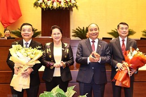 Chủ tịch Quốc hội Nguyễn Thị Kim Ngân và Thủ tướng Nguyễn Xuân Phúc tặng hoa chúc mừng ông Chu Ngọc Anh và ông Lê Minh Hưng đã hoàn thành nhiệm vụ Quốc hội giao và chuyển sang đảm nhiệm vị trí công tác mới. (Ảnh: Trọng Đức/TTXVN).