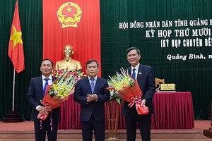 Bí thư Tỉnh ủy Quảng Bình Vũ Đại Thắng (giữa) tặng hoa chúc mừng tân Chủ tịch UBND tỉnh (phải) và tân Chủ tịch HĐND tỉnh Quảng Bình (trái).