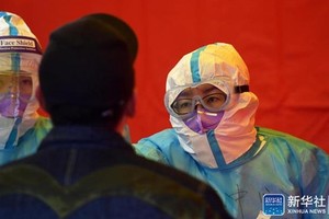 Người dân Khu mới Tân Hải của thành phố Thiên Tân đi xét nghiệm Covid-19 hôm 21/11. Ảnh: Tân Hoa xã.