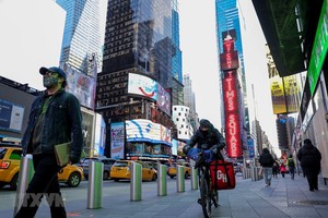 Người dân đeo khẩu trang phòng lây nhiễm COVID-19 tại New York, Mỹ, ngày 18/11/2020. (Ảnh: THX/TTXVN).