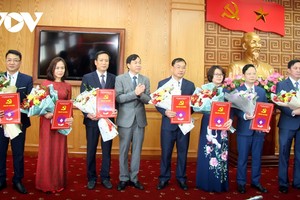 Tặng hoa chúc mừng các cán bộ chủ chốt được điều động, bổ nhiệm.