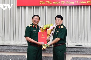 Đại tướng Lương Cường trao quyết định bổ nhiệm Phó Tổng Tham mưu trưởng QĐNDVN cho Trung tướng Huỳnh Chiến Thắng (trái).