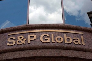 Logo S&P Global bên ngoài một tòa nhà ở Washington, Mỹ. (Ảnh: AFP).