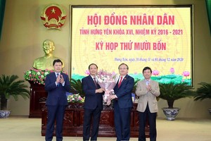 Thường trực Tỉnh ủy tặng hoa chúc mừng tân Chủ tịch UBND tỉnh Trần Quốc Văn. (Ảnh: Báo Hưng Yên).