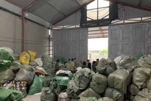 Lực lượng Quản lý thị trường tỉnh Quảng Ninh kiểm tra hàng hóa có dấu hiệu nhập lậu trên địa bàn. (Ảnh: Vietnam+).