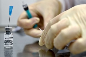 Tiêm chủng vắcxin ngừa COVID-19. (Nguồn: AP).