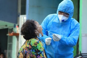 Nhân viên y tế lấy mẫu xét nghiệm. (Ảnh: Đinh Hằng/TTXVN).