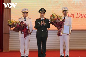 Đại tá Lê Ngọc Châu, Giám đốc Công an tỉnh Hải Dương trao quyết định bổ nhiệm cho 2 tân Phó Giám đốc Công an tỉnh.