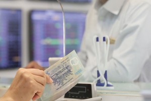 Dòng tiền dịch chuyển liên tục giữa các nhóm cổ phiếu ngân hàng, thép, xây dựng, dầu khí… Ảnh: Dũng Minh.