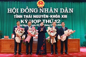 Bà Nguyễn Thanh Hải, Bí thư Tỉnh ủy, Trưởng Đoàn đại biểu Quốc hội tỉnh Thái Nguyên tặng hoa chúc mừng các nhân sự được bầu giữ các chức danh chủ chốt của HĐND và UBND tỉnh.