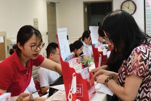 Thị trường chứng khoán tiếp tục thu hút các nhà đầu tư đến mở tài khoản và giao dịch.