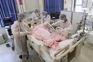 Nhân viên y tế điều trị cho bệnh nhân COVID-19 tại bệnh viện dã chiến ở Osaka, Nhật Bản. (Ảnh: Kyodo/TTXVN).