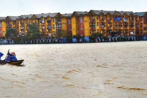 Từ đầu tháng 10, miền Trung liên tiếp hứng chịu 5 cơn bão gây mưa lớn kéo dài, lũ lụt và sạt lở đất nghiêm trọng. Ảnh: Trần Thế Phong.