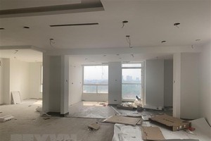 Hiện trường phá dỡ bên trong tầng 18 công trình vi phạm tòa nhà 8B Lê Trực. (Ảnh: Minh Nghĩa/TTXVN)