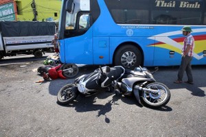 Hiện trường vụ tai nạn giao thông. (Ảnh: Hồ Cầu/TTXVN).