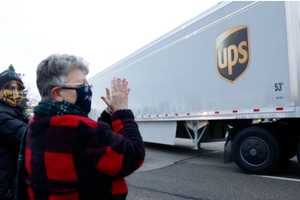 Đoàn xe tải chở những lô vaccine ngừa Covid-19 đầu tiên rời khỏi cơ sở sản xuất của Pfizer ở Kalamazoo, Michigan (Ảnh: AFP).