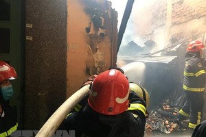 Lực lượng cứu hỏa triển khai chữa cháy. (Ảnh: TTXVN phát).