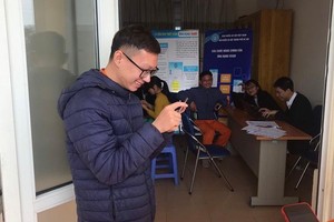 Cán bộ Công ty Môi trường Hà Đông sau khi đăng ký thành công đang trải nghiệm ứng dụng.