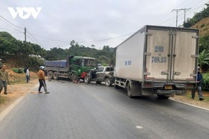 Vụ tai nạn khiến giao thông trên Quốc lộ 6 bị ùn tắc khoảng hơn 1 giờ đồng hồ.