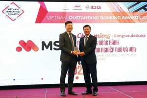 Ông Nguyễn Thế Minh – Phó tổng giám đốc MSB, Tổng giám đốc Ngân hàng Doanh nghiệp nhận giải thưởng từ Ban tổ chức.