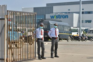 Cổng vào nhà máy Wistron Infocomm ở khu vực ngoại ô thành phố Bangalore, Ấn Độ, ngày 13/12/2020. (Ảnh: AFP/TTXVN).