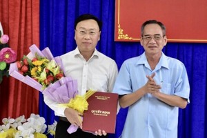 Bí thư Tỉnh ủy Bạc Liêu Lữ Văn Hùng trao Quyết định, tặng hoa chúc mừng ông Huỳnh Hữu Trí được luân chuyển, chỉ định giữ chức Bí thư Thành ủy Bạc Liêu.