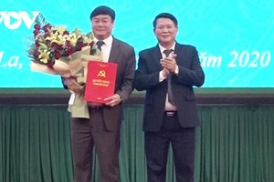 Ông Lò Minh Hùng, Phó Bí thư Thường trực tỉnh ủy Sơn La trao Quyết định và tặng hoa chúc mừng ông Vũ Đức Thuận.