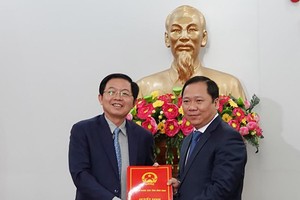 Ông Hồ Quốc Dũng (bên trái) Bí thư Tỉnh ủy trao Quyết định chuẩn y Chủ tịch UBND tỉnh Bình Định cho ông Nguyễn Phi Long.