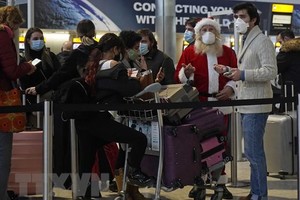 Hành khách chờ làm thủ tục khởi hành tại sân bay Heathrow ở Tây London, Anh ngày 21/12. (Ảnh: AFP/TTXVN).
