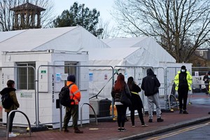 Một điểm xét nghiệm COVID-19 tại Walthamstow, đông bắc London, Anh, ngày 15/12/2020. Ảnh: AFP.