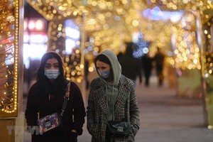 Người dân đeo khẩu trang phòng lây nhiễm COVID-19 tại Moskva, Nga, ngày 23/12/2020. (Ảnh: THX/ TTXVN).