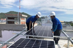 Lắp đặt hệ thống điện măt trời cho hộ dân ở thành phố Quy Nhơn, tỉnh Bình Định. (Ảnh: Nguyên Linh/TTXVN)