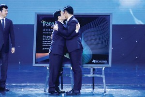 Ông Lê Viết Hải xúc động ôm hôn con trai khi trao trọng trách điều hành Tập đoàn Hòa Bình tại Lễ chuyển giao thế hệ vào ngày 24/11/2020.