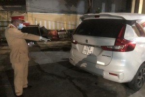 Xe ô tô chở 4 người Trung Quốc từ Hà Nội vào TPHCM bị lực lượng CSGT Đà Nẵng bắt giữ.