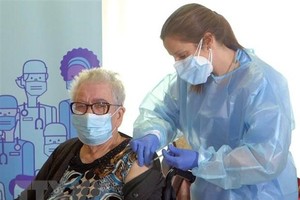 Một cụ bà được tiêm vắcxin ngừa COVID-19 tại L'Hospitalet de Llobregat, Tây Ban Nha ngày 27/12/2020. (Ảnh: AFP/TTXVN).
