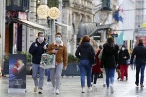 Người dân đeo khẩu trang phòng dịch COVID-19 tại Paris, Pháp. (Ảnh: Kyodo/TTXVN).