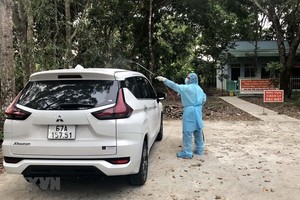 Khử khuẩn xe do tài xế M.T.T chở khách về Sóc Trăng. (Ảnh: TTXVN phát).