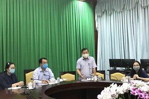 Ban Chỉ đạo phòng, chống dịch bệnh COVID-19 tỉnh Vĩnh Long tổ chức họp khẩn để bàn giải pháp triển khai công tác phòng, chống dịch COVID-19 khi trên địa bàn xuất hiện trường hợp người nhập cảnh trái phép. (Nguồn: Thúy Hằng/TTXVN).