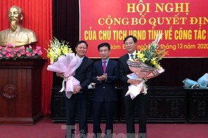 Chủ tịch UBND tỉnh Nam Định chúc mừng tân Giám đốc Sở GTVT Nam Định Đinh Xuân Hùng (phải). Ảnh: báo Tiền phong.