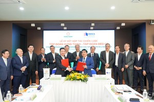 Ông Hồ Minh Hoàng - Chủ tịch HĐQT Tập đoàn Đèo Cả và ông Nguyễn Đình Trung - Chủ tịch Tập đoàn Hưng Thịnh thực hiện nghi thức ký kết hợp tác trước sự chứng kiến của đại diện hai Tập đoàn.