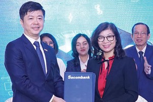 Prudential Việt Nam áp dụng công nghệ chấp nhận thanh toán không tiếp xúc bằng điện thoại di động Tap to phone do Sacombank và Visa phát triển.