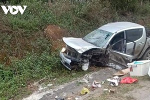 Phần đầu chiếc xe bán tải nát bét sau cú va chạm kinh hoàng.