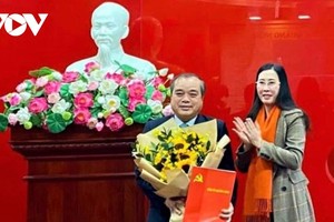 Bà Bùi Thị Quỳnh Vân, Bí thư Tỉnh ủy, Chủ tịch HĐND tỉnh Quảng Ngãi đã trao quyết định và chúc mừng ông Trần Hoàng Tuấn giữ chức Trưởng Ban Nội chính Tỉnh ủy.