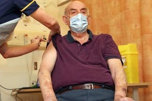 Cụ Brian Pinker là người đầu tiên tiêm vắcxin của tiêm phòng vắcxin của AstraZeneca/Đại học Oxford. (Nguồn: AFP/Getty Images).