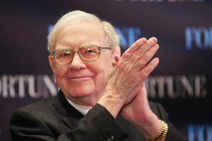 Tỷ phú Buffett được cho đã lãi hơn 90 tỷ USD nhờ đặt cược vào cổ phiếu Apple trong chưa đầy 5 năm (Ảnh: AP).